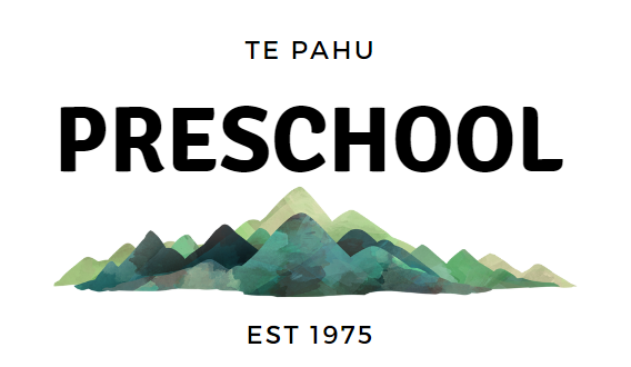 Black text saying TE PAHU PRESCHOOL with an illustration of green Pirongia hills